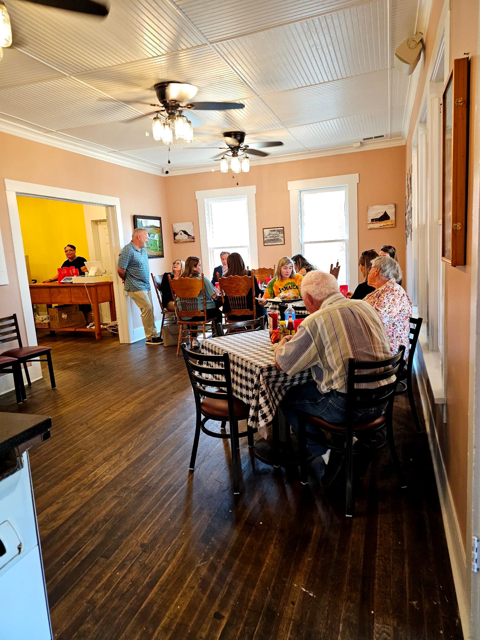 Junior's Eatin' House in Hernando