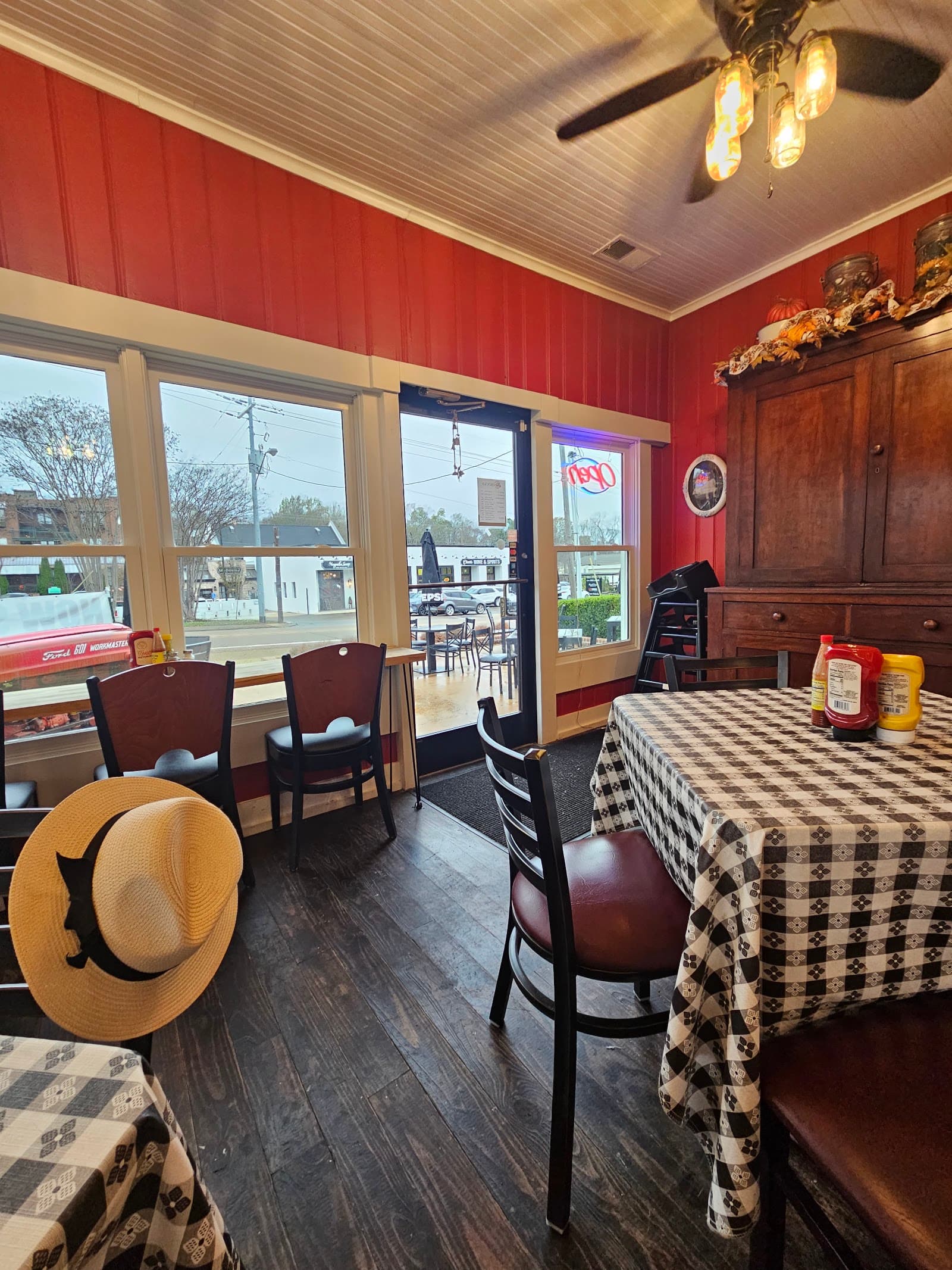 Junior's Eatin' House in Hernando