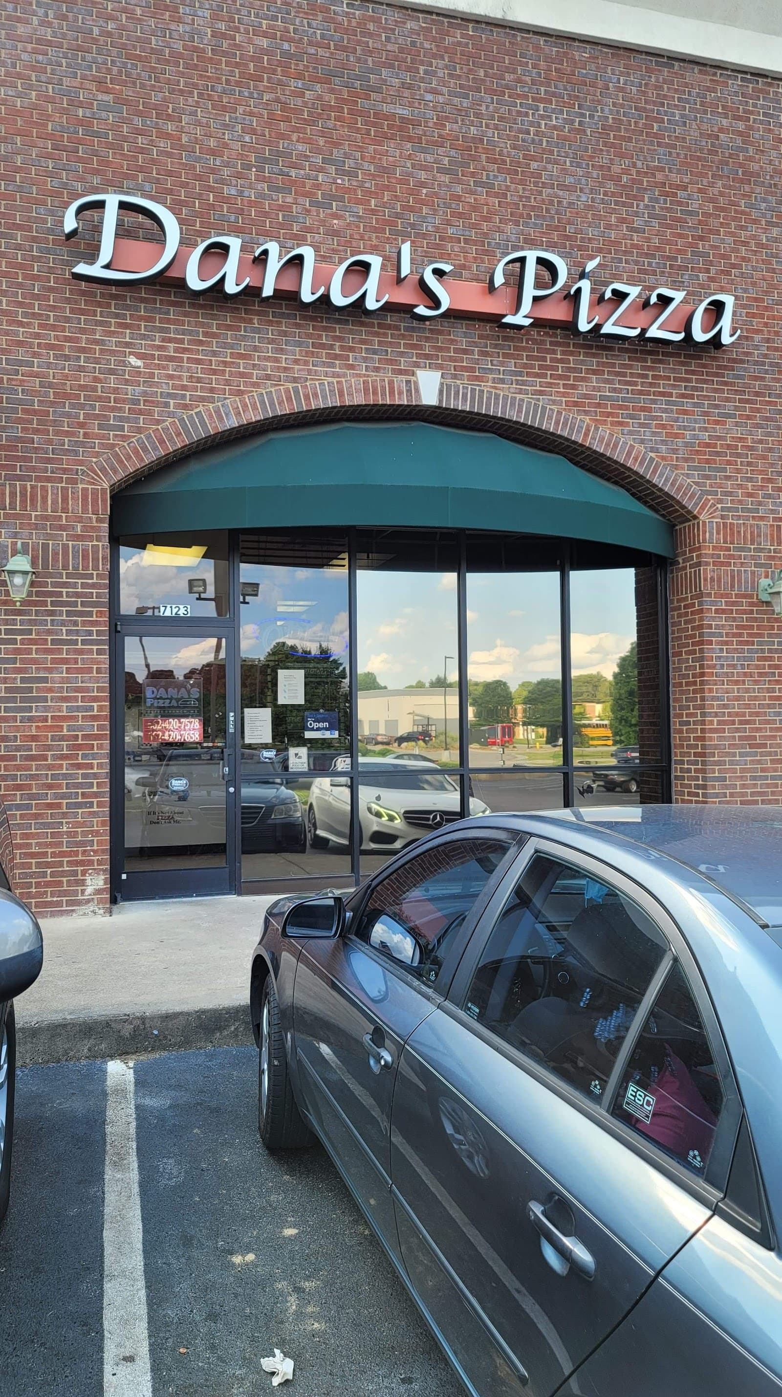 Dana's Pizza in Olive Branch