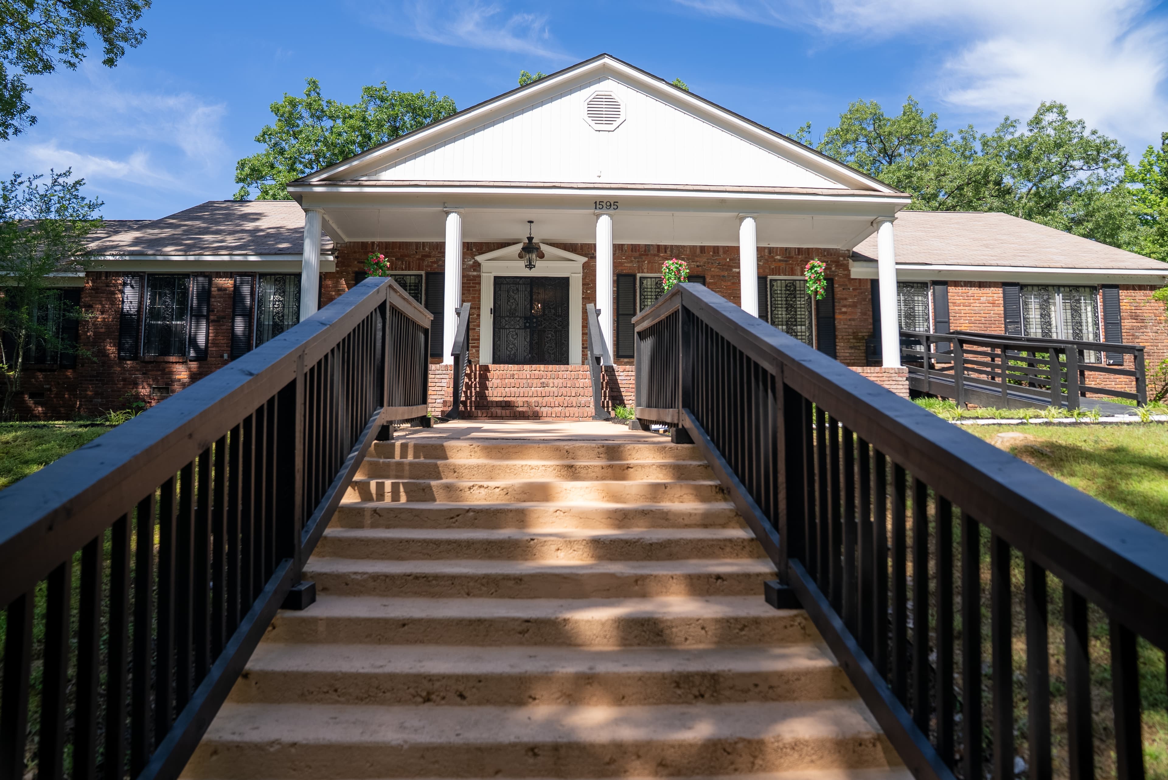 Front porch and grounds at Lewis Ranch Experience in Nesbit