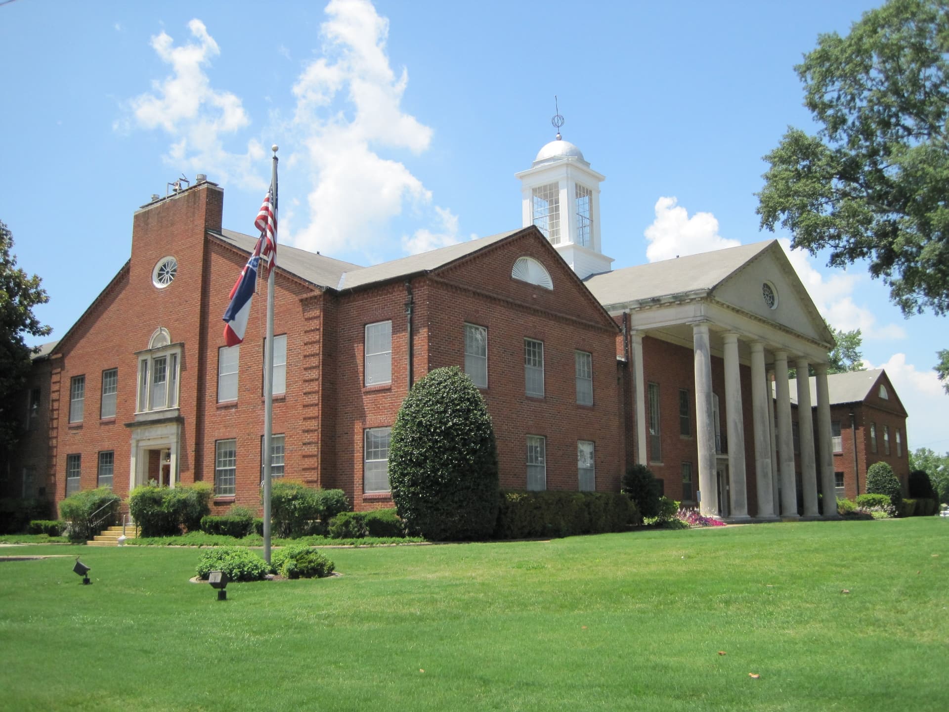 DeSoto County Courthouse in the center of Hernando