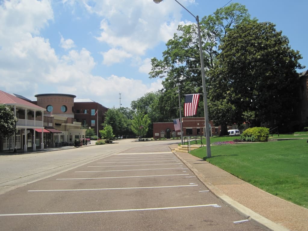 Street and courthouse lawn at Hernando Courthouse Square